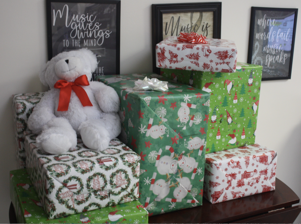 In a music classroom, a teacher has used fake gifts to serve a classroom decor. 